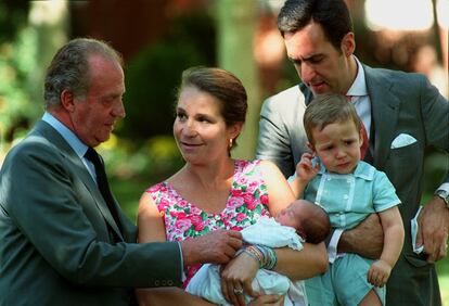 El Rey Juan Carlos (izquierda), junto a su nieta recién nacida Victoria Federica, en brazos de su madre la infanta Elena, acompañados del entonces marido de esta, Jaime de Marichalar, que sostiene a su hijo Froilán, durante la sesión fotográfica realizada en el jardín de la clínica Ruber Internacional, el 3 de octubre del 2000. La madre de Jaime de Marichalar también está presente en la sesión de fotos.