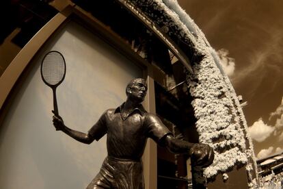 La estatua Fred Perry, primer ganador del Grand Slam en 1934.