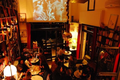 La marcha nocturna puede comezar en Il Tiaso (en la foto), un salón decorado con sillas con estampado de cebra, paredes llenas de libros y arte independiente y biografías de Lou Reed guardadas entre las botellas. Vino a buen precio, ambiente relajado y música en directo.