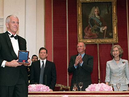Jan Utzon, con la medalla del Premio Pritzker a su padre. Debajo, la Ópera de Sidney, de Jørn Utzon.