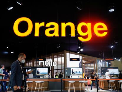 Un hombre pasa ante el stand de Orange en el Mobile World Congress de Barcelona este martes.