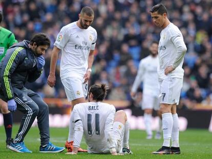 Gareth Bale, sentado en el suelo, despu&eacute;s de pedir el cambio. 