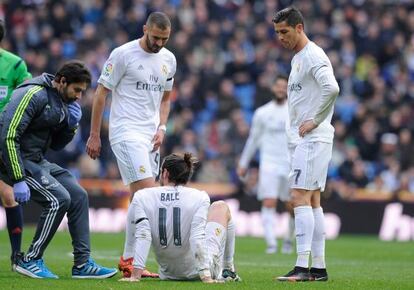 Gareth Bale, sentado en el suelo, después de pedir el cambio.