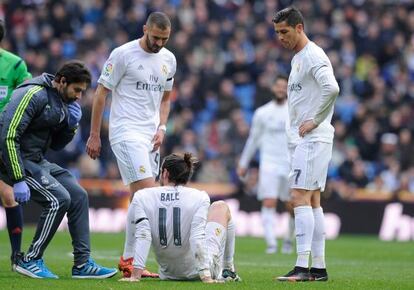 Gareth Bale, sentado en el suelo, despu&eacute;s de pedir el cambio. 