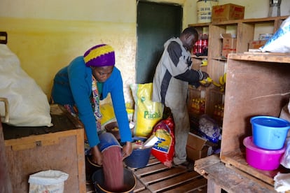 Por la mañana temprano los encargados del Hogar Infantil acuden al almacén a recoger la comida para los pequeños.