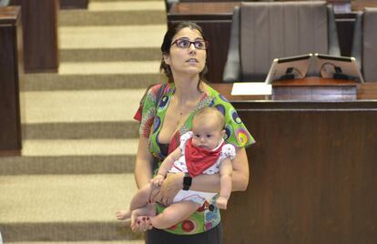 A deputada estadual Manuela d'Ávila, com Laura, no Plenário.