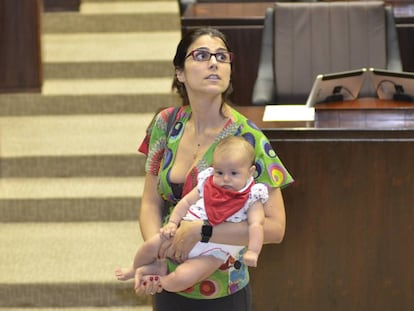 A deputada estadual Manuela d'Ávila, com Laura, no Plenário.