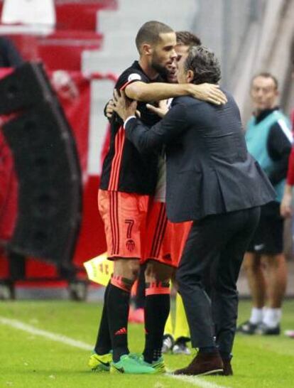 Prandelli celebra el triunfo en Gijón con sus futbolistas.