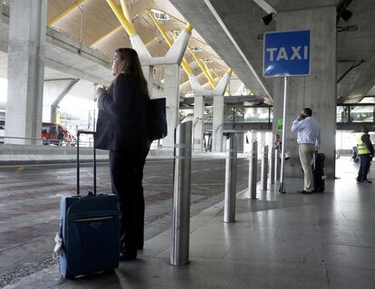 La parada de taxi del aeropuerto de Barajas permanece vacía durante la huelga de taxistas en Madrid.