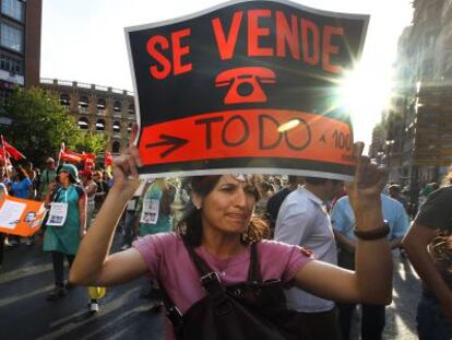 Participantes en la manifestaci&oacute;n contra los recortes en Valencia.