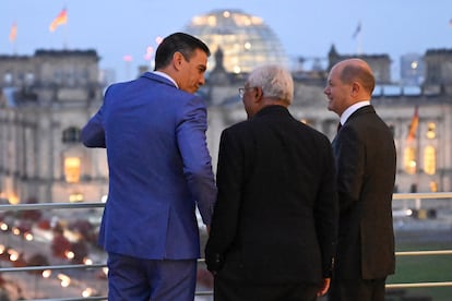 Desde la izquierda, Pedro Sánchez, António Costa y Olaf Scholz, el viernes en la cancillería alemana, en Berlín.