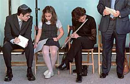 Algunos de los participantes en el homenaje a las víctimas del holocausto nazi, ayer, en la Asamblea Regional.
