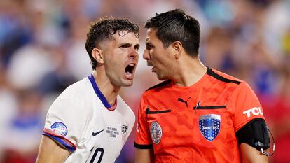 El capitán de EE UU, Christian Pulisic, grita al árbitro Kevin Ortega durante el encuentro contra Uruguay.