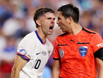 El capitán de EE UU, Christian Pulisic, grita al árbitro Kevin Ortega durante el encuentro contra Uruguay.