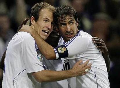 Robben es felicitado por Drenthe y por Raúl tras marcar al Valladolid el tercer gol del Madrid.