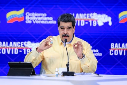 Nicolás Maduro enseña un frasco del medicamento Carvativir, en pasado 24 de enero en Caracas.