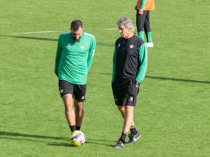 Pellegrini y Borja Iglesias, en el entrenamiento del Betis del pasado lunes en el Benito Villamarín.