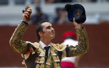 El matador David Fandilla 'El Fandi' da una vuelta al ruedo tras conseguir la única oreja de la tarde.