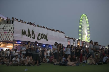 Un grupo de jóvenes descansan entre conciertos en el Mad Cool, el 14 de julio de 2018.