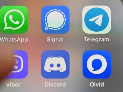 WhatsApp, Signal, Telegram y otras aplicaciones de mensajería en la pantalla de un móvil.