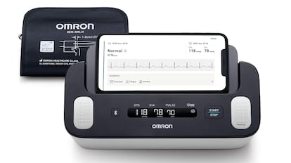 monitor cardiaco Omron que combina las funciones de electrocardiograma y dispositivo para la presión arterial