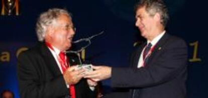 Ramiro Revuelta, presidente del CD Mirandés, recibiendo el premio al juego limpio de manos de Ángel María Villar por la temporada pasada.