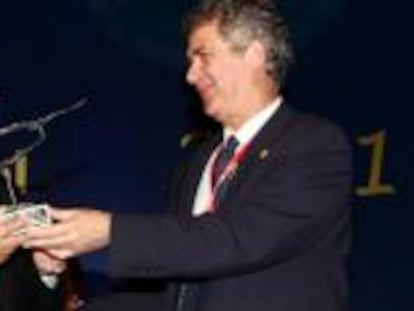 Ramiro Revuelta, presidente del CD Mirandés, recibiendo el premio al juego limpio de manos de Ángel María Villar por la temporada pasada.