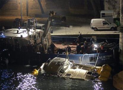 Un equipo reflota la lancha que naufragó en el Sena en pleno corazón de París con doce personas a bordo. Un hombre de 45 años y un niño de seis quedaron atrapados y han muerto en el siniestro.