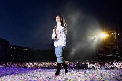 La cantante Ariana Grande se seca las lágrimas durante su actuación en el concierto celebrado el 4 de junio de 2017 en Manchester en homenaje a las víctimas del atentado terrorista del Manchester Arena.