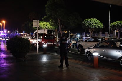 Apenas se veían grupos reducidos de personas esperando noticias de los familiares que tenían en los locales próximos al Naútico. O personas que con las luces apagadas intentaban ver algo desde los balcones mientras se oía el ruido inquietante del helicóptero. En la imagen, control de seguridad en Cambrils.