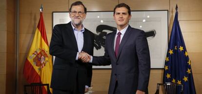 El presidente del Gobierno en funciones, Mariano Rajoy, y el l&iacute;der de Ciudadanos, Albert Rivera, al inicio de la reuni&oacute;n mantenida este jueves en el Congreso.