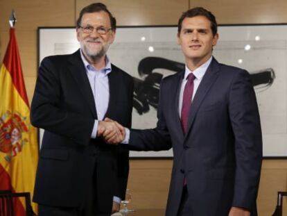 El presidente del Gobierno en funciones, Mariano Rajoy, y el l&iacute;der de Ciudadanos, Albert Rivera, al inicio de la reuni&oacute;n mantenida este jueves en el Congreso.