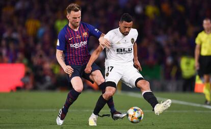 Coquelin protege el balón ante Rakitic.