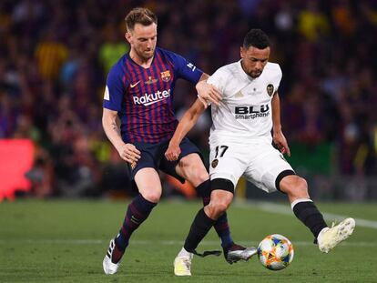 Coquelin protege el balón ante Rakitic.