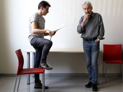 El actor Jos&eacute; Sacrist&aacute;n (derecha) ensaya con el director Rub&eacute;n Cano su participaci&oacute;n en el Proyecto HOME en el Teatro Espa&ntilde;ol.