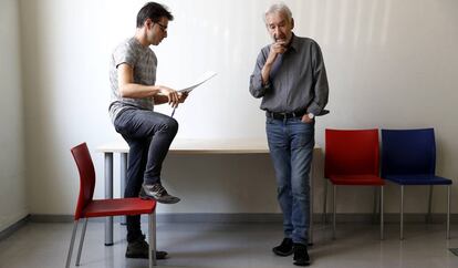 El actor Jos&eacute; Sacrist&aacute;n (derecha) ensaya con el director Rub&eacute;n Cano su participaci&oacute;n en el Proyecto HOME en el Teatro Espa&ntilde;ol.