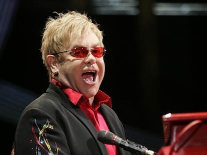 "Jesucristo era un superinteligente hombre gay, que entendía los problemas humanos", ha declarado Elton John a la revista <i>Parade Magazine</i>. El actor ha comentado que admira a Jesús porque su aspiración era la paz y el amor en el mundo. Elton John también ha revelado en la entrevista que tiene miedo a morir asesinado por un <i>fan</i> loco, como les ocurrió a John Lennon y Gianni Versace.