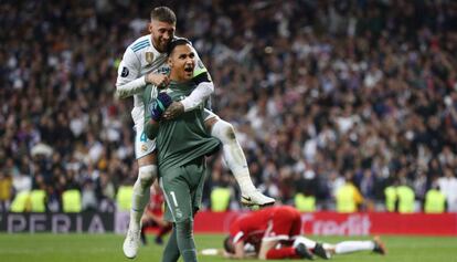 Ramos celebra con Navas, clave en el partido, el pase a la final de la Champions.