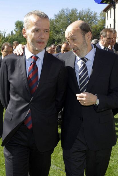 Alfredo Pérez Rubalcaba (a la derecha) habla con el ministro del Interior, Antonio Camacho, ayer en Valladolid.