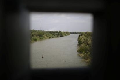 Río Grande es visto desde un puerto de entrada peatonal de México a Estados Unidos, el 10 de mayo del 2017 en McAllen, Texas. 