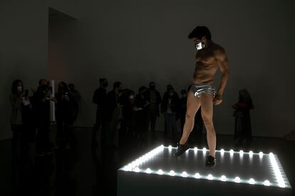 'Sin título (Go-Go Dancing Platform)', el gogó que baila en una de las salas del Macba, en la exposición que le dedica a González-Torres.