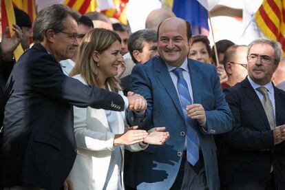 Artur Mas saluda Andoni Ortuzar, del PNB, durant l'ofrena floral al monument de Rafael Casanova.