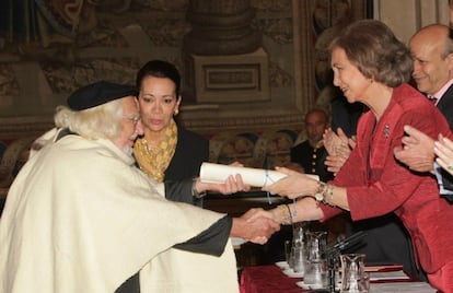 Ernesto Cardenal al recibir el Premio Reina Sofía de Poesía Iberoamericana, en 2012.