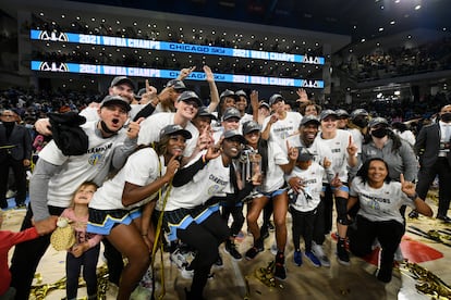 La plantilla de Chicago Sky celebra la consecución del título en la WNBA, tras superar a Phoenix en la final.
