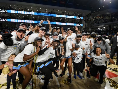 La plantilla de Chicago Sky celebra la consecución del título en la WNBA, tras superar a Phoenix en la final.