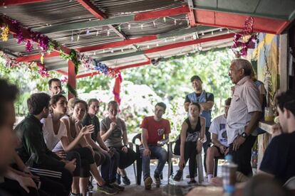 Turistas estadounidenses conversan con Joaquín Gómez, líder de las FARC, en Pondores.