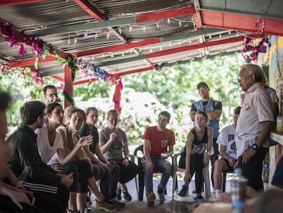 Turistas estadounidenses conversan con Joaquín Gómez, líder de las FARC, en Pondores.