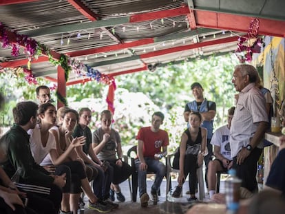 Turistas estadounidenses conversan con Joaquín Gómez, líder de las FARC, en Pondores.