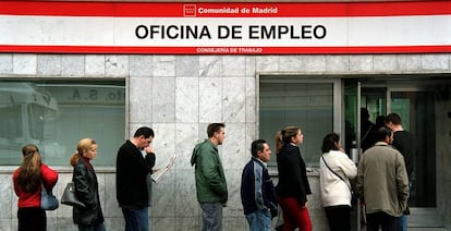 Desempleados haciendo cola en una oficina de empleo.  