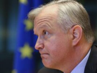 El vicepresidente de la Comisi&oacute;n Europea (CE) y responsable de Asuntos Econ&oacute;micos y Monetarios, Olli Rehn, a su llegada a la reuni&oacute;n de la Comisi&oacute;n de Asuntos Econ&oacute;micos del Parlamento Europeo el mi&eacute;rcoles 8 de mayo de 2013 en Bruselas (B&eacute;lgica). 